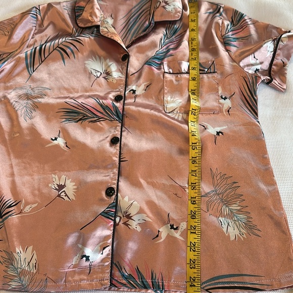 Woman’s Floral Satin Pajama Set  top and shorts size Large Peach color - Picture 10 of 16